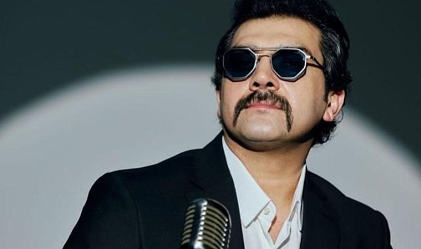 Popstar Bayhan tam bir koleksiyoner çıktı! İmajını değiştiren Bayhan villasının kapılarını açtı