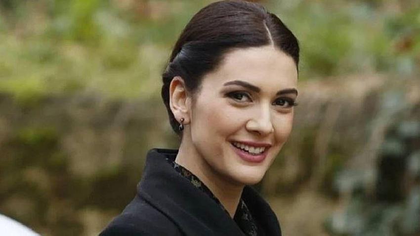 Bergüzar Korel'in Cannes tarzı! Siyah elbisesi oldukça beğenildi