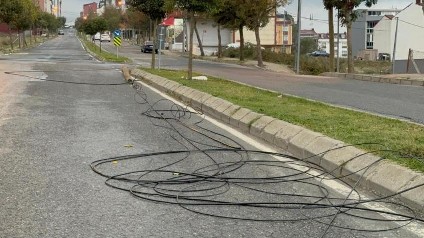Arnavutköy'de hafriyat kamyonu ortalığı savaş alanına çevirdi