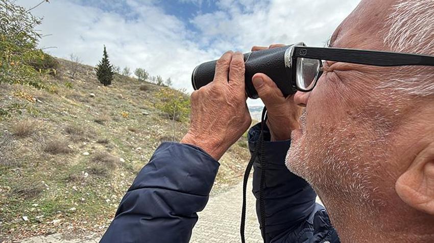 Kendi memleketinde gurbette gibi yaşıyor! Yolu olmayan mezarlığa dürbünle ziyaret