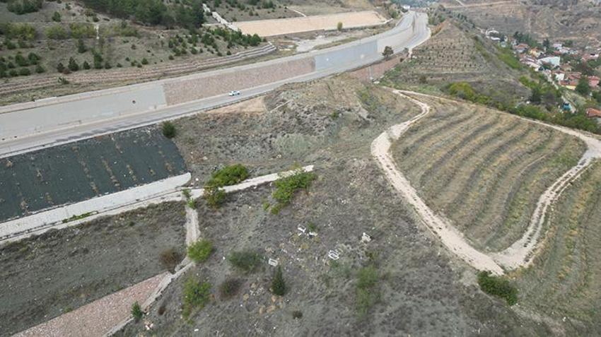 Kendi memleketinde gurbette gibi yaşıyor! Yolu olmayan mezarlığa dürbünle ziyaret