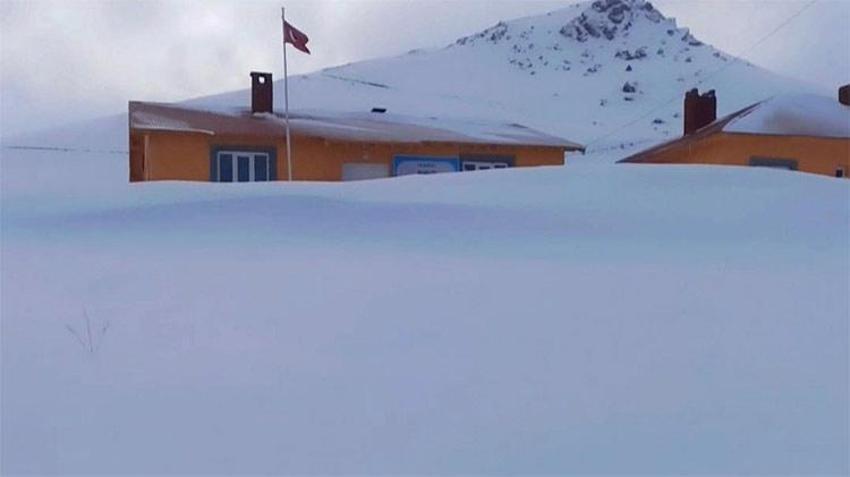 Ve beklenen kar yağışı başladı! Lapa lapa yağacak, İstanbul dahil çok sayıda il için yeni uyarı geldi 