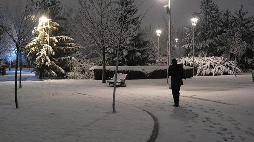Ve beklenen kar yağışı başladı! Lapa lapa yağacak, İstanbul dahil çok sayıda il için yeni uyarı geldi 