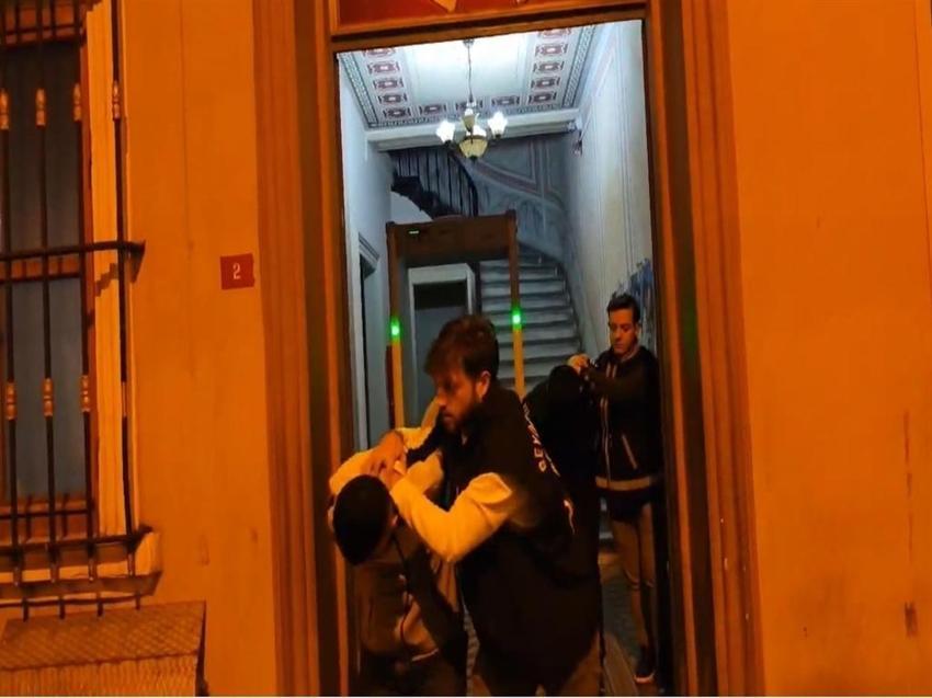 Taksim'deki mekana böyle çöktüler: Spiralle kilidi kesip silah çekerek kasaya el koydular