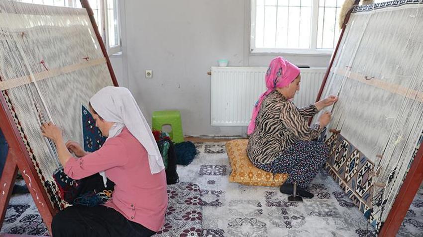 Vanlı kadınlar, kaybolan desenleri yeniden hayata döndürüyor