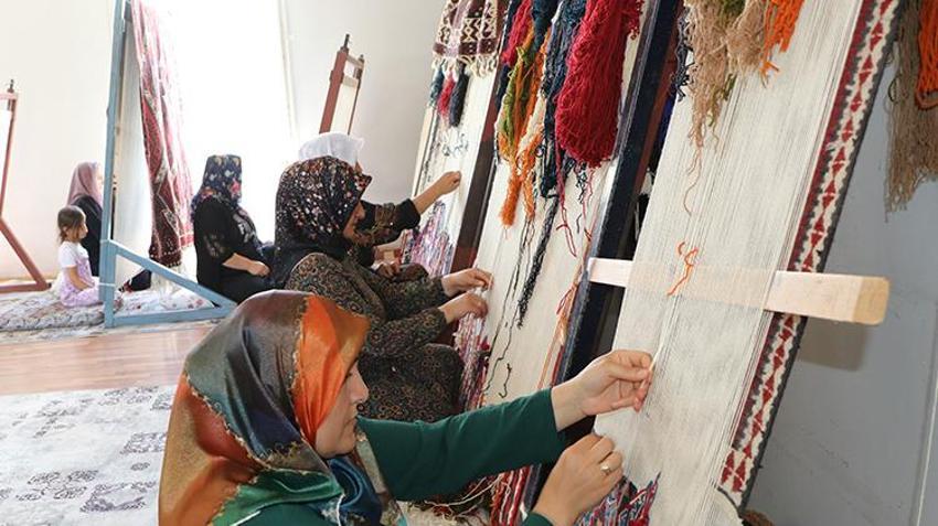 Vanlı kadınlar, kaybolan desenleri yeniden hayata döndürüyor