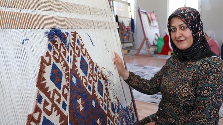 Vanlı kadınlar, kaybolan desenleri yeniden hayata döndürüyor