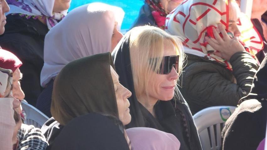 Şarkıcı Gülşen'in acı günü! Apar topar geldi: Babası son yolculuğuna uğurlandı
