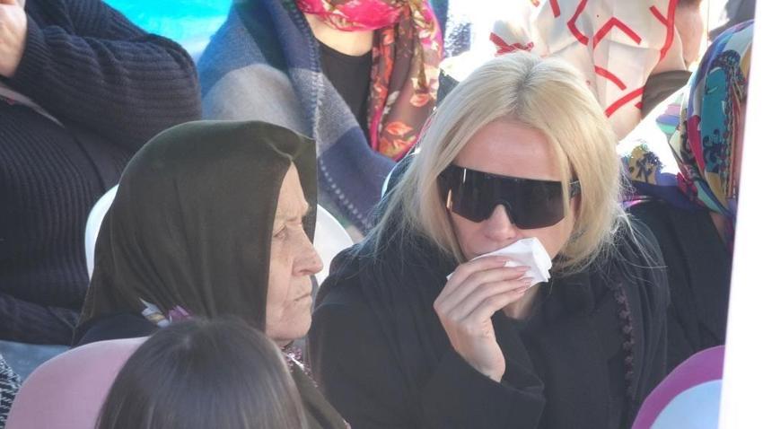 Şarkıcı Gülşen'in acı günü! Apar topar geldi: Babası son yolculuğuna uğurlandı
