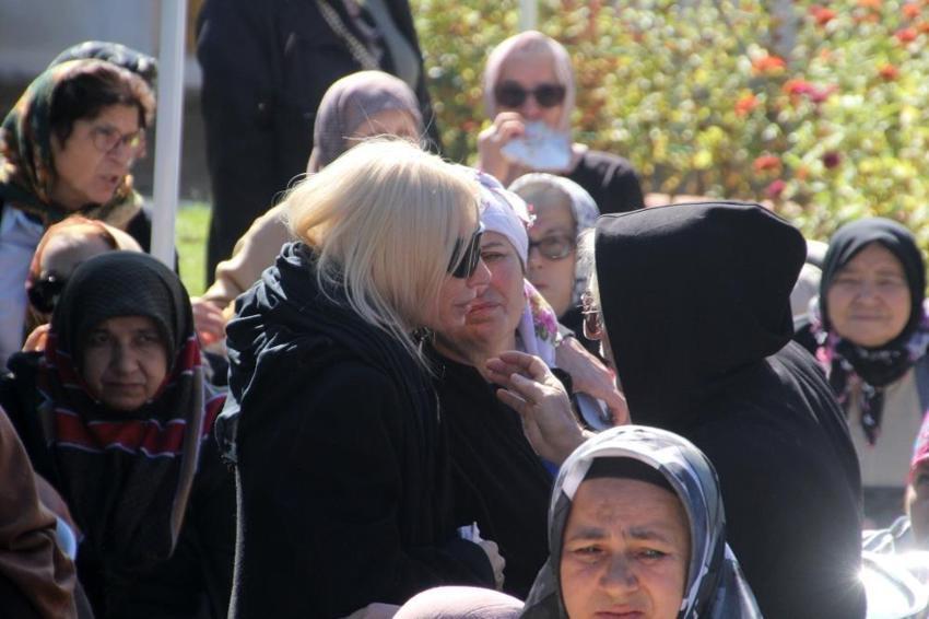 Şarkıcı Gülşen'in acı günü! Apar topar geldi: Babası son yolculuğuna uğurlandı
