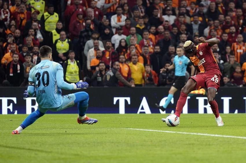 Galatasaray, Beşiktaş mağlup etti! Hem namağlup hem zirvenin tek sahibi