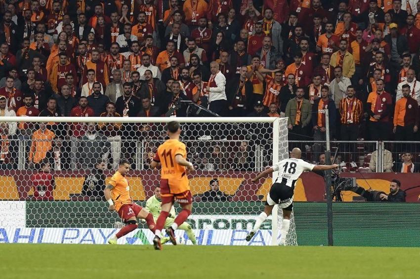 Galatasaray, Beşiktaş mağlup etti! Hem namağlup hem zirvenin tek sahibi