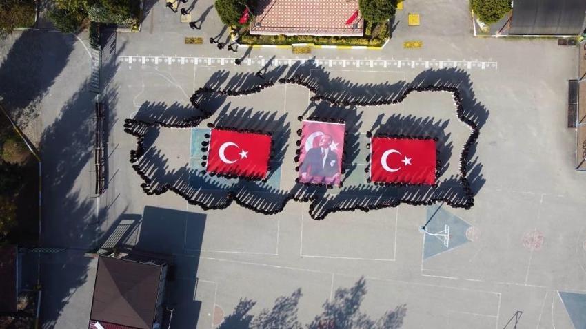 Lise bahçesinde Cumhuriyet Bayramı haritası oluşturdular! Yüzlerce öğrenci katıldı