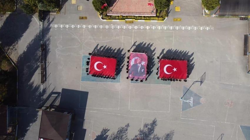 Lise bahçesinde Cumhuriyet Bayramı haritası oluşturdular! Yüzlerce öğrenci katıldı