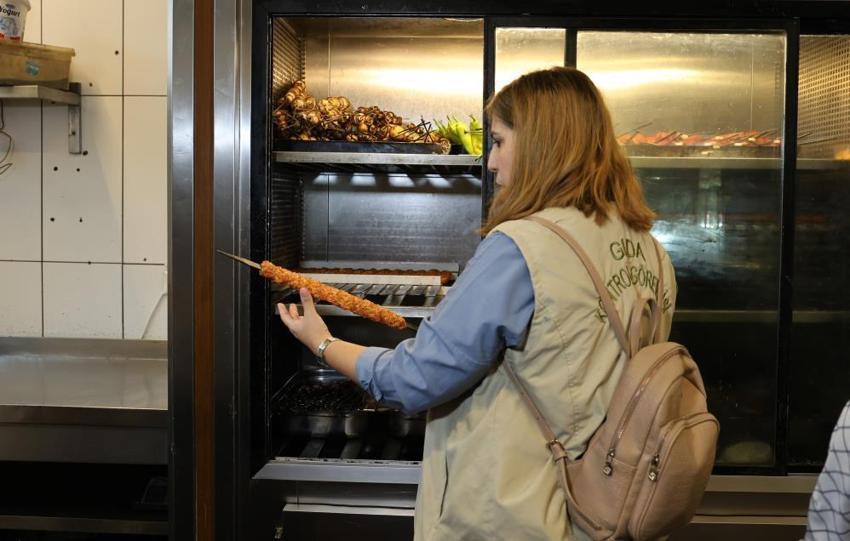 Adana'da gıda denetimleri devam ediyor: Her şikayet dikkate alınıyor, uygunsuz koşullara ceza kesiliyor