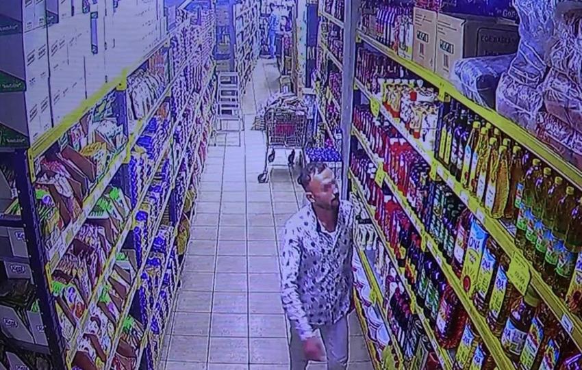 Müşteri gibi girdi, saniyeler içinde çalıp kaçtı: Adana'da ayçiçek yağı hırsızı kamerada