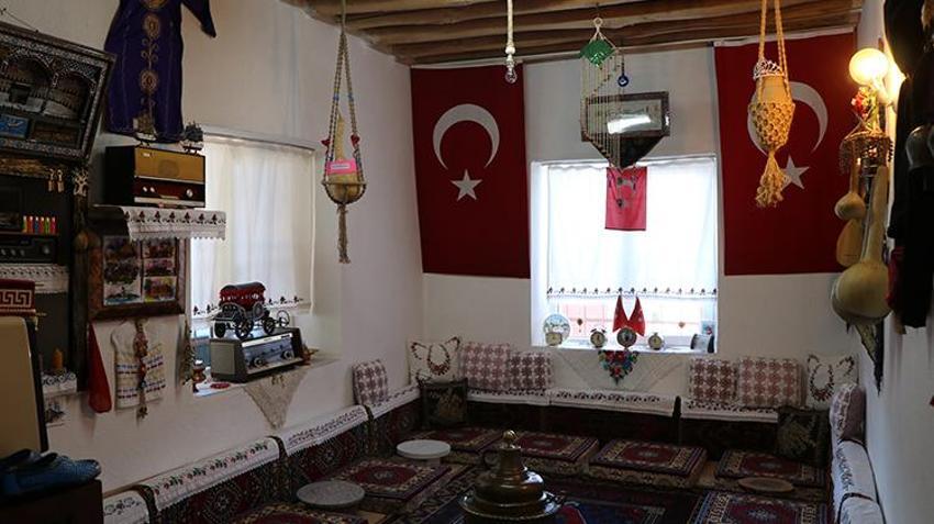 Niğde'de antika tutkunu karı koca 35 şehir şehir gezerek eski eşyaları topladı
