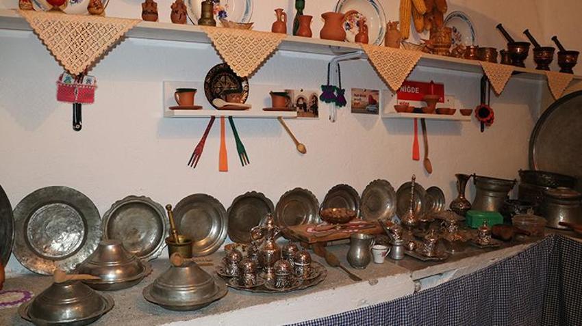Niğde'de antika tutkunu karı koca 35 şehir şehir gezerek eski eşyaları topladı