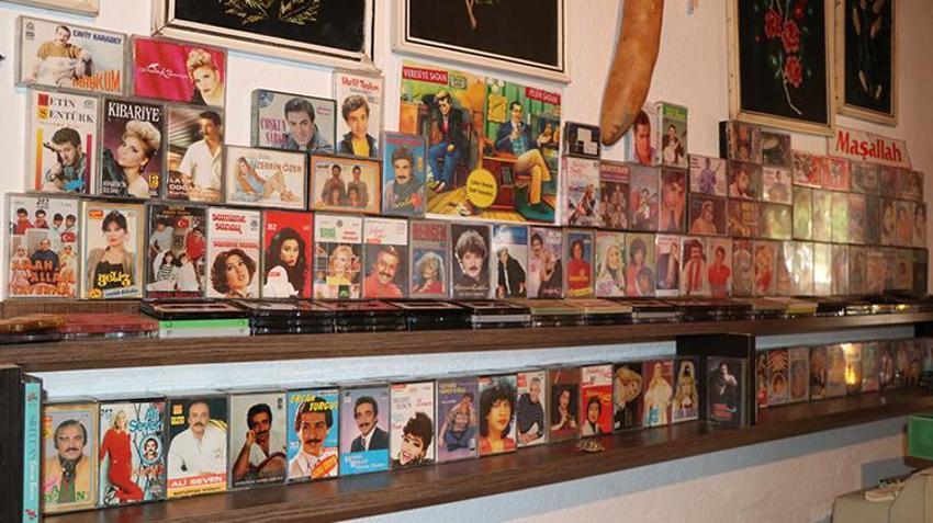 Niğde'de antika tutkunu karı koca 35 şehir şehir gezerek eski eşyaları topladı