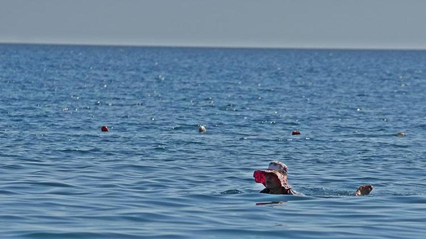 Antalya'dan 'kıskandıran' görüntüler! Termometreler 32 dereceyi gösterdi, tatilciler sahile koştu
