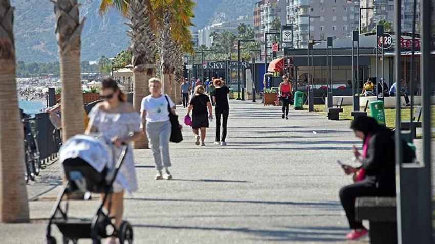 Antalya'dan 'kıskandıran' görüntüler! Termometreler 32 dereceyi gösterdi, tatilciler sahile koştu