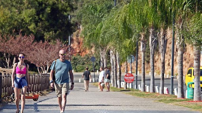 Antalya'dan 'kıskandıran' görüntüler! Termometreler 32 dereceyi gösterdi, tatilciler sahile koştu