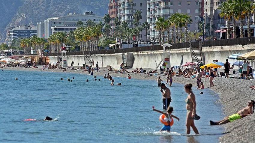 Antalya'dan 'kıskandıran' görüntüler! Termometreler 32 dereceyi gösterdi, tatilciler sahile koştu