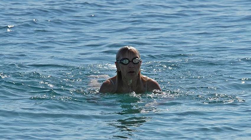 Antalya'dan 'kıskandıran' görüntüler! Termometreler 32 dereceyi gösterdi, tatilciler sahile koştu