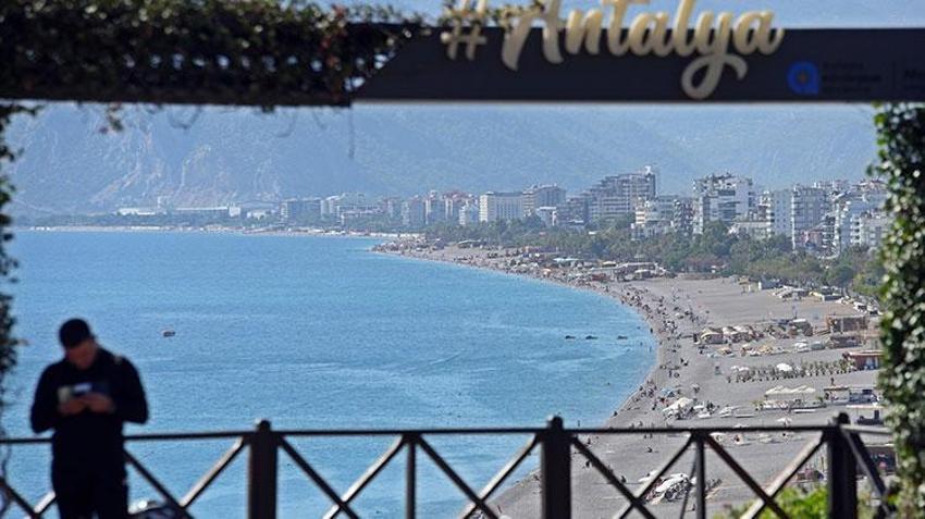 Antalya'dan 'kıskandıran' görüntüler! Termometreler 32 dereceyi gösterdi, tatilciler sahile koştu