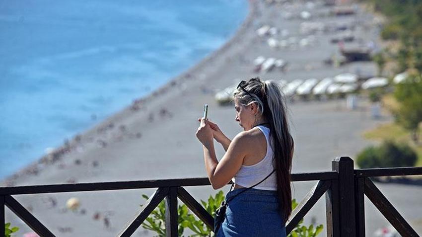 Antalya'dan 'kıskandıran' görüntüler! Termometreler 32 dereceyi gösterdi, tatilciler sahile koştu