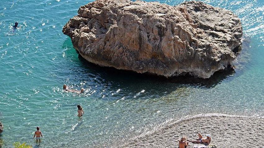 Antalya'dan 'kıskandıran' görüntüler! Termometreler 32 dereceyi gösterdi, tatilciler sahile koştu