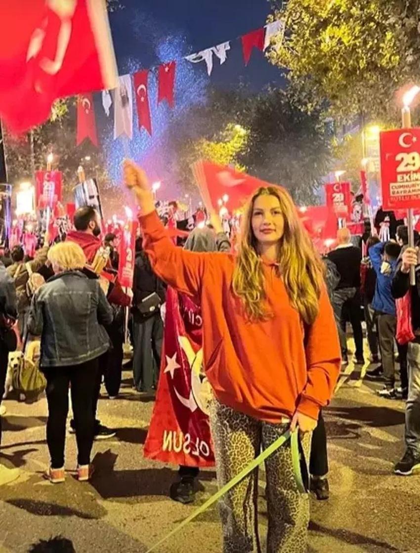 Burcu Özberk'in bayram kombini! Kutlamalara katıldı