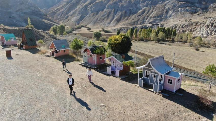 Sivas'ta çocukların yeni adresi burası! emekliliğini çocuklara adadı, Türkiye'nin ilk çocuk köyünü kurdu