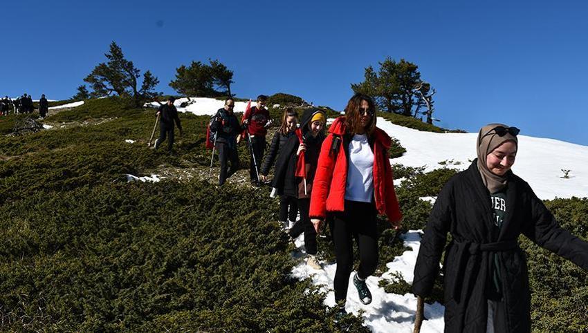 Cumhuriyet'in 101. yılını Ilgaz Dağı'nın zirvesinde İstiklal Marşı okuyarak kutladılar
