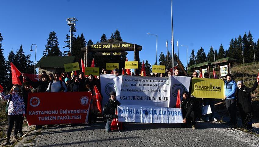 Cumhuriyet'in 101. yılını Ilgaz Dağı'nın zirvesinde İstiklal Marşı okuyarak kutladılar