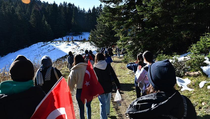 Cumhuriyet'in 101. yılını Ilgaz Dağı'nın zirvesinde İstiklal Marşı okuyarak kutladılar