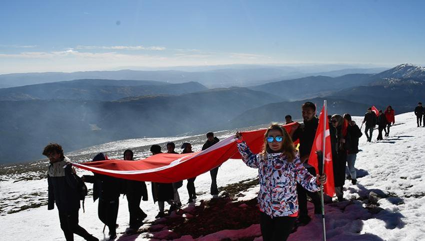 Cumhuriyet'in 101. yılını Ilgaz Dağı'nın zirvesinde İstiklal Marşı okuyarak kutladılar