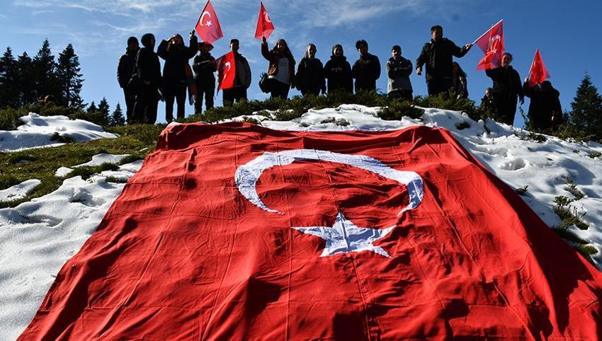 Cumhuriyet'in 101. yılını Ilgaz Dağı'nın zirvesinde İstiklal Marşı okuyarak kutladılar