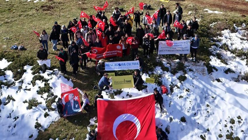 Cumhuriyet'in 101. yılını Ilgaz Dağı'nın zirvesinde İstiklal Marşı okuyarak kutladılar