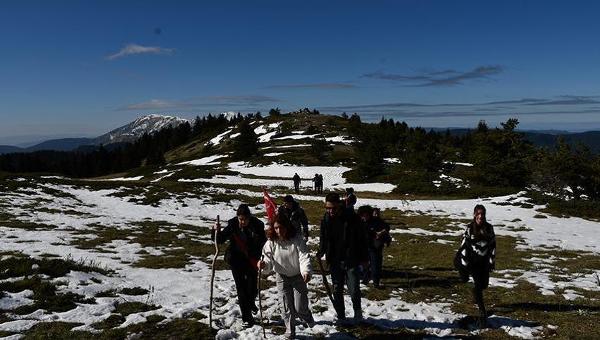 Cumhuriyet'in 101. yılını Ilgaz Dağı'nın zirvesinde İstiklal Marşı okuyarak kutladılar