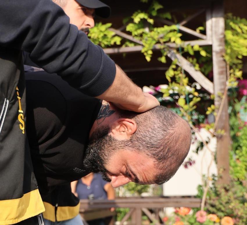 Kuyumcuyu vurup 900 gram altın çaldı, boynundaki dövme kendisini ele verdi