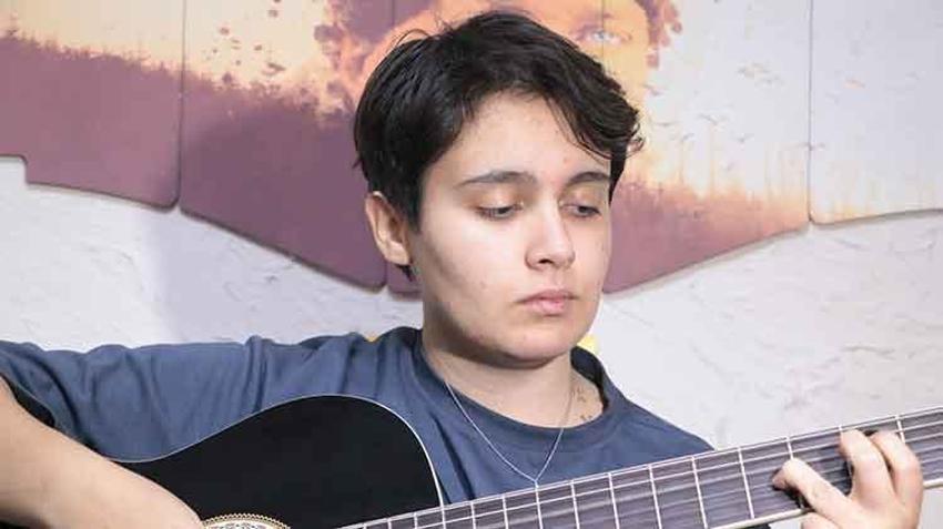 Sahafta gördüğü broşür hayatının dönüm noktası oldu:  Sevgi evlerinde yetişen Nazlı Can'a Kraliyet Müzik Akademisi'nden tam burs