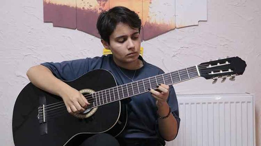 Sahafta gördüğü broşür hayatının dönüm noktası oldu:  Sevgi evlerinde yetişen Nazlı Can'a Kraliyet Müzik Akademisi'nden tam burs