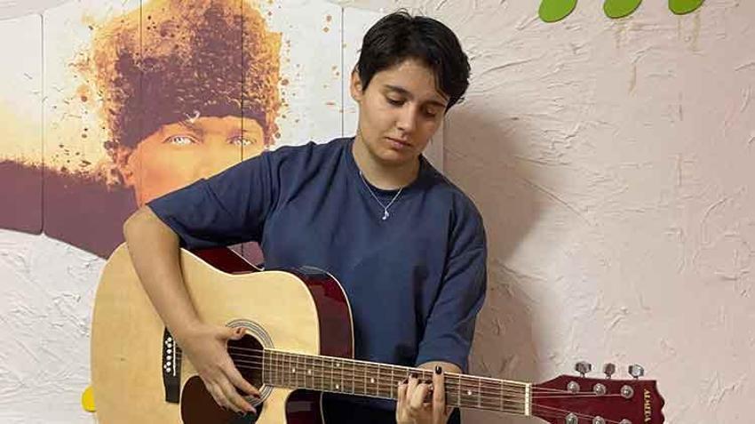 Sahafta gördüğü broşür hayatının dönüm noktası oldu:  Sevgi evlerinde yetişen Nazlı Can'a Kraliyet Müzik Akademisi'nden tam burs