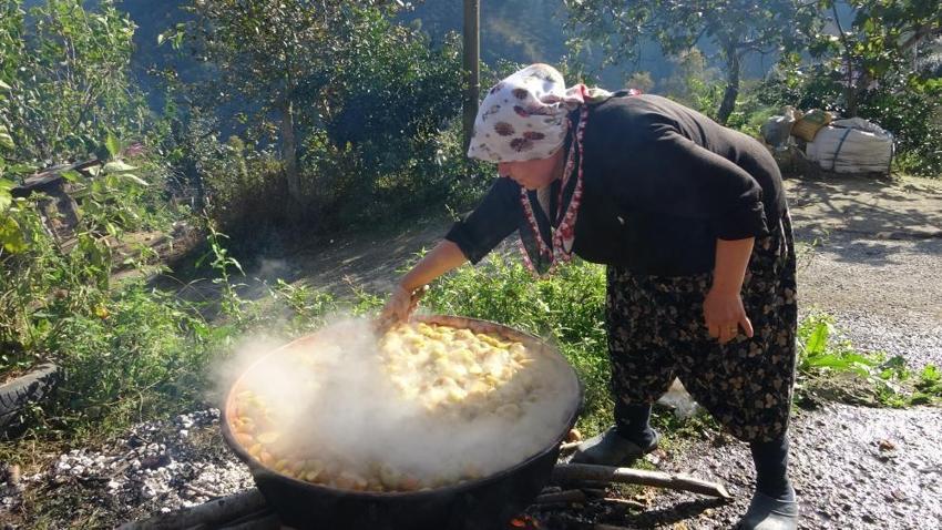 Saatlerce odun ateşinde pişiyor: Giresunlu kadınlar bahçelerindeki elmaları pekmez yaparak kendilerine ekonomik gelir sağlıyor