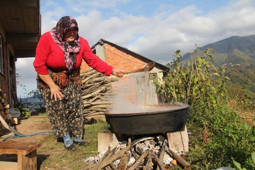 Saatlerce odun ateşinde pişiyor: Giresunlu kadınlar bahçelerindeki elmaları pekmez yaparak kendilerine ekonomik gelir sağlıyor