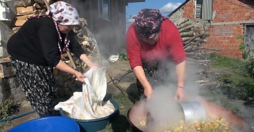 Saatlerce odun ateşinde pişiyor: Giresunlu kadınlar bahçelerindeki elmaları pekmez yaparak kendilerine ekonomik gelir sağlıyor