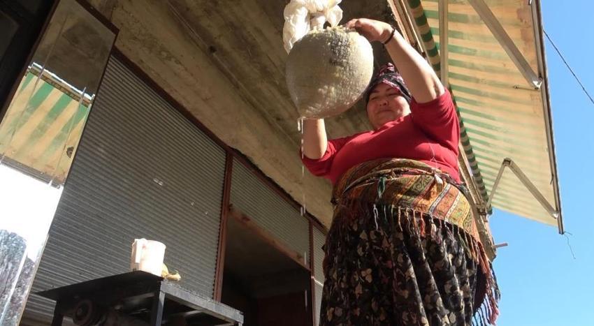 Saatlerce odun ateşinde pişiyor: Giresunlu kadınlar bahçelerindeki elmaları pekmez yaparak kendilerine ekonomik gelir sağlıyor