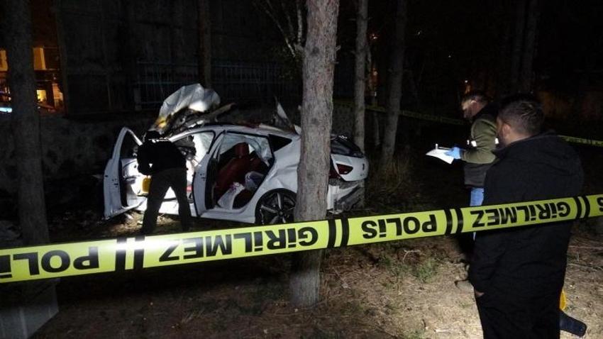 Erzurum'da otomobil önce refüje çarptı, sonra hastane bahçesine düşüp alev aldı: 3 genç öldü
