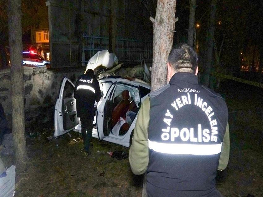 Erzurum'da otomobil önce refüje çarptı, sonra hastane bahçesine düşüp alev aldı: 3 genç öldü
